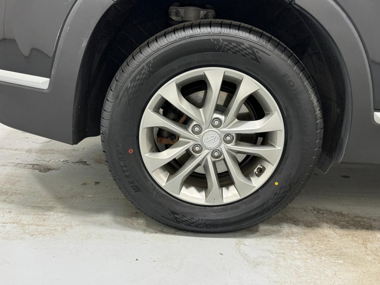 Hyundai Santa Fe Vehicle Full-screen Gallery Image 05