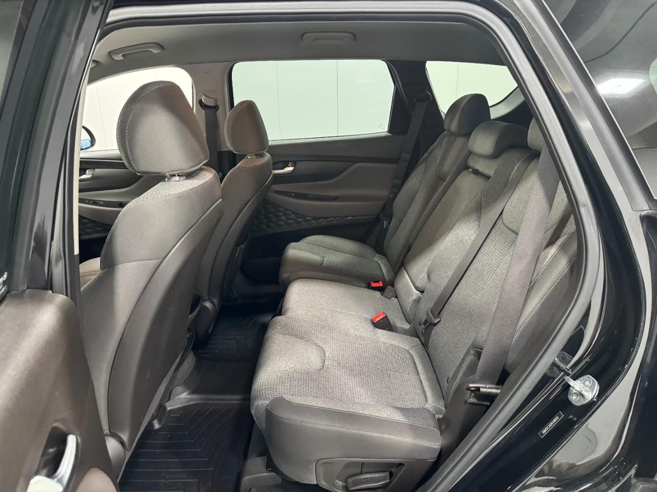 Hyundai Santa Fe Vehicle Full-screen Gallery Image 08