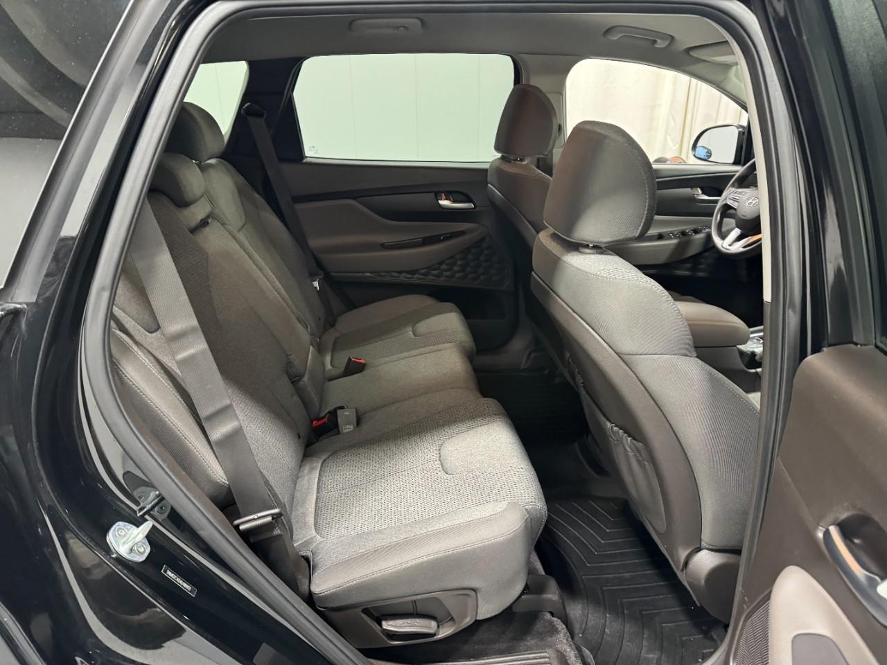 Hyundai Santa Fe Vehicle Full-screen Gallery Image 10