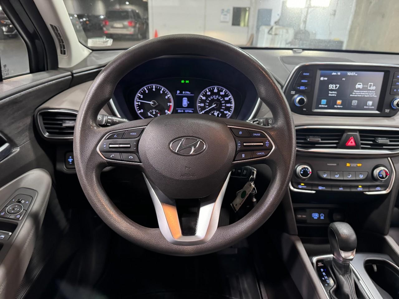 Hyundai Santa Fe Vehicle Full-screen Gallery Image 12