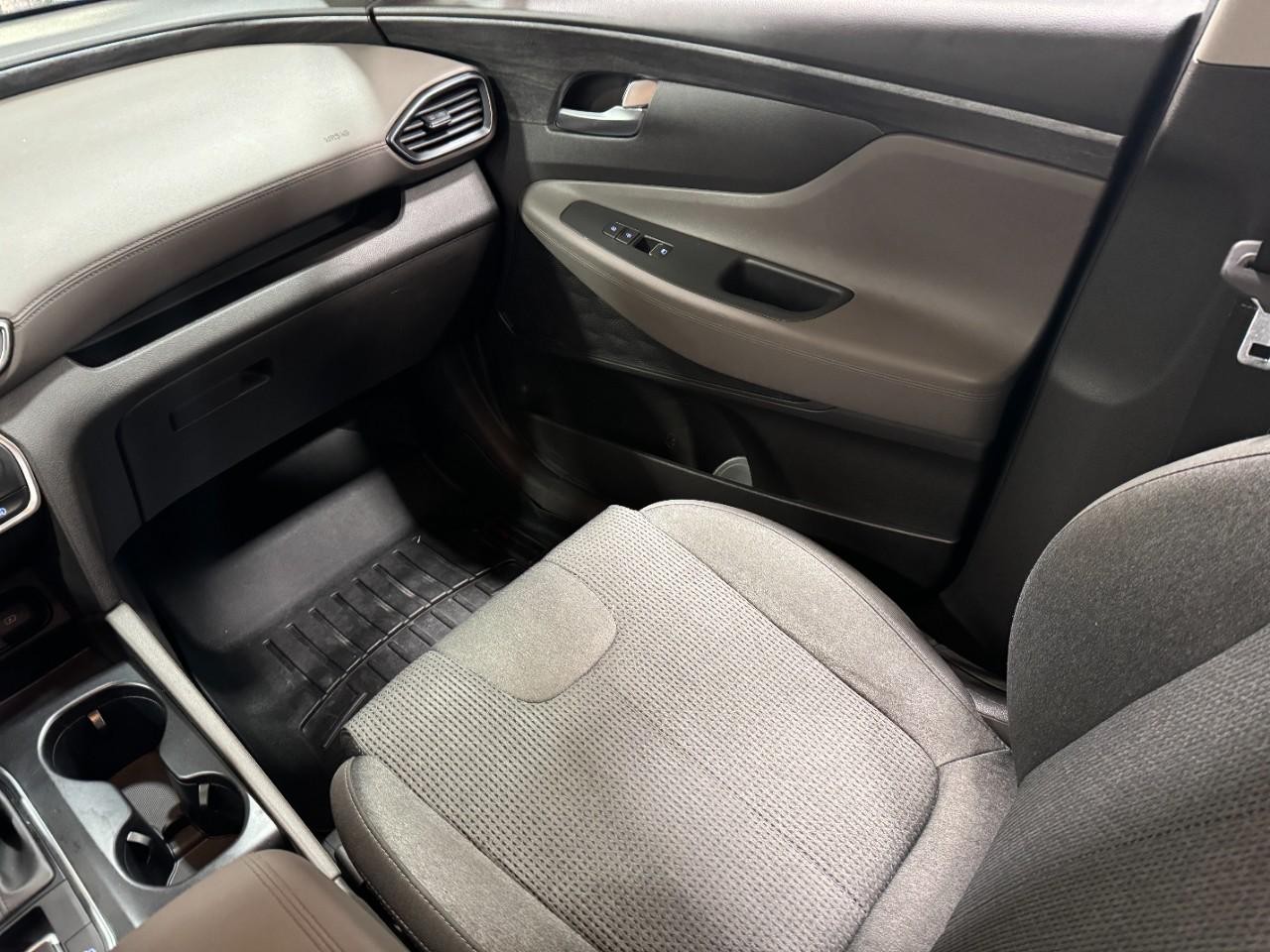 Hyundai Santa Fe Vehicle Full-screen Gallery Image 16