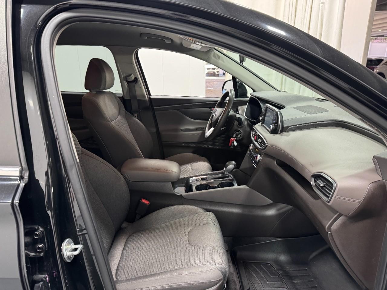 Hyundai Santa Fe Vehicle Full-screen Gallery Image 17