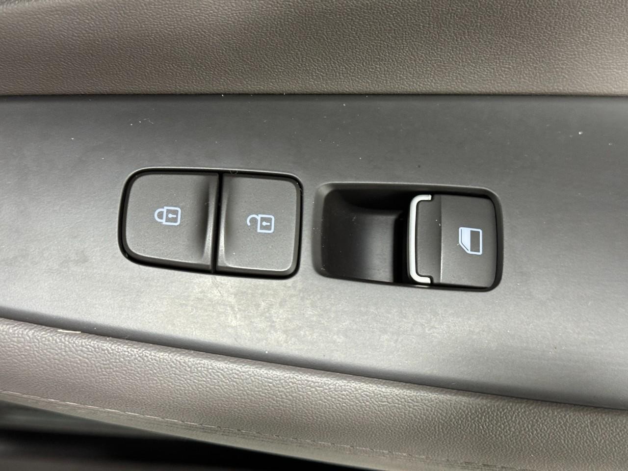 Hyundai Santa Fe Vehicle Full-screen Gallery Image 20