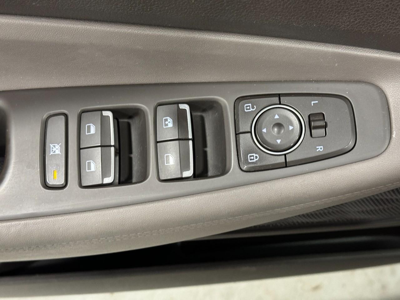 Hyundai Santa Fe Vehicle Full-screen Gallery Image 21