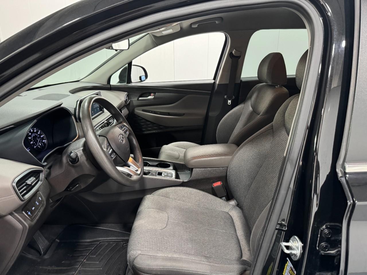 Hyundai Santa Fe Vehicle Full-screen Gallery Image 22