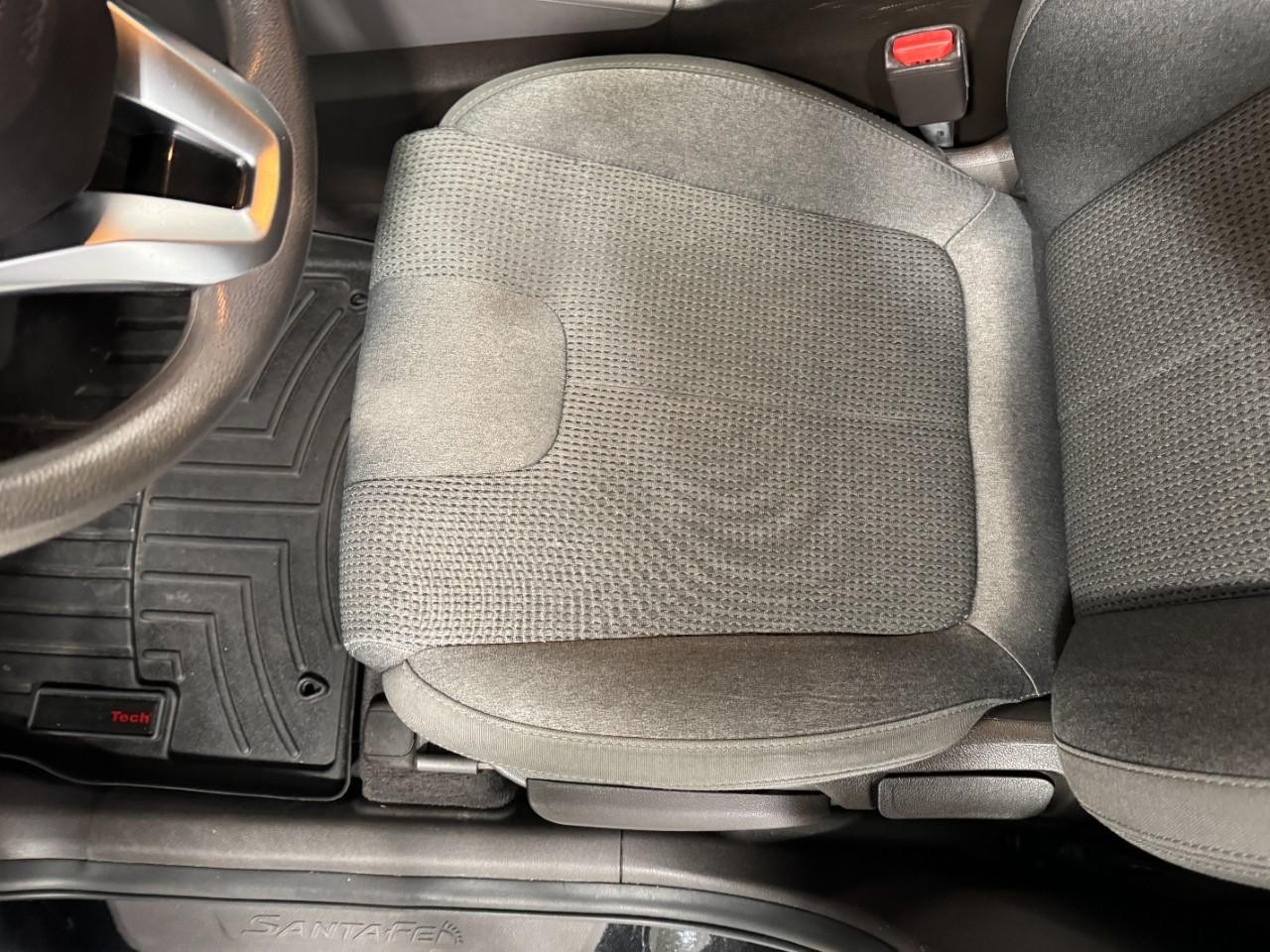 Hyundai Santa Fe Vehicle Full-screen Gallery Image 23