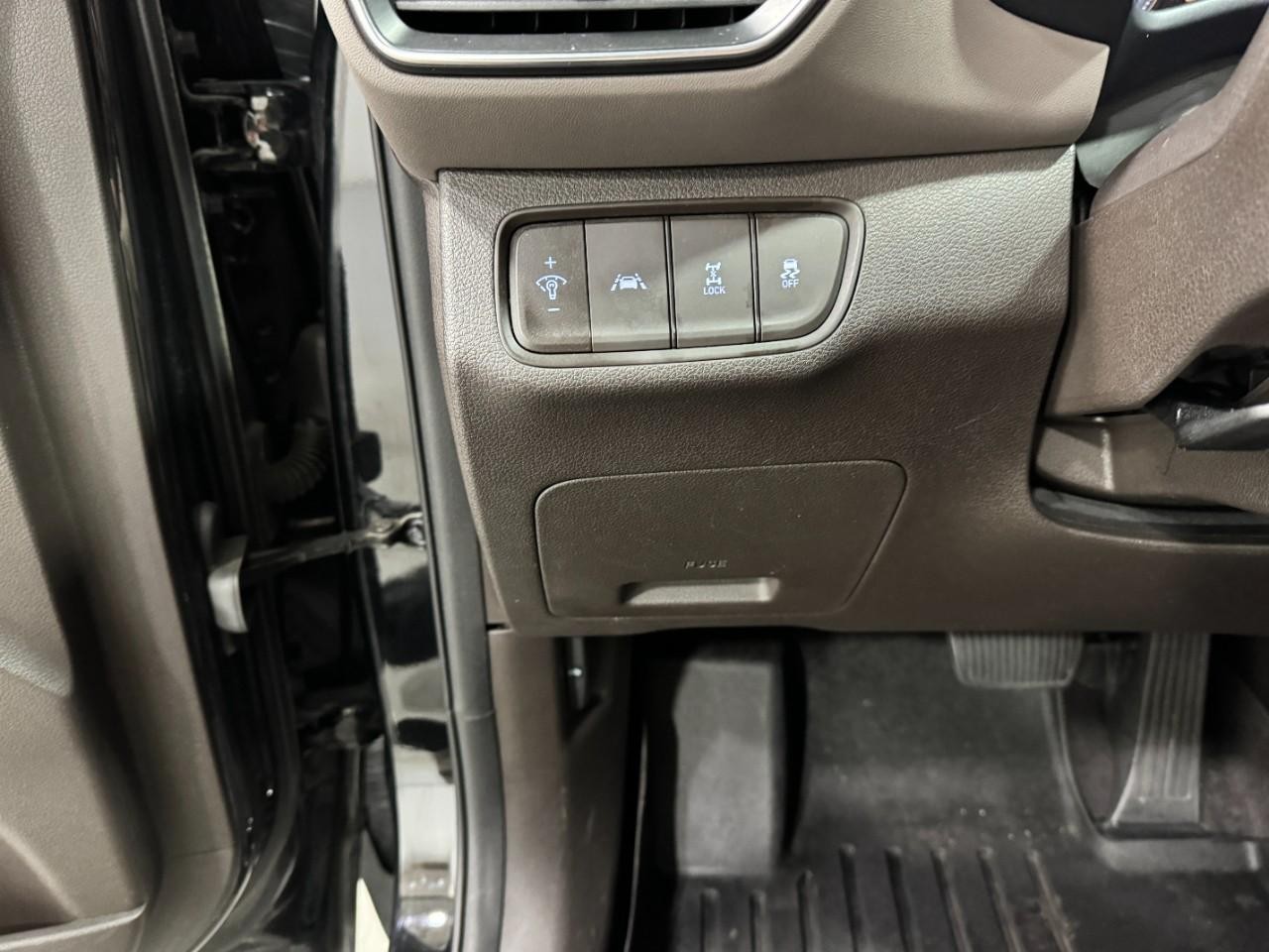 Hyundai Santa Fe Vehicle Full-screen Gallery Image 25