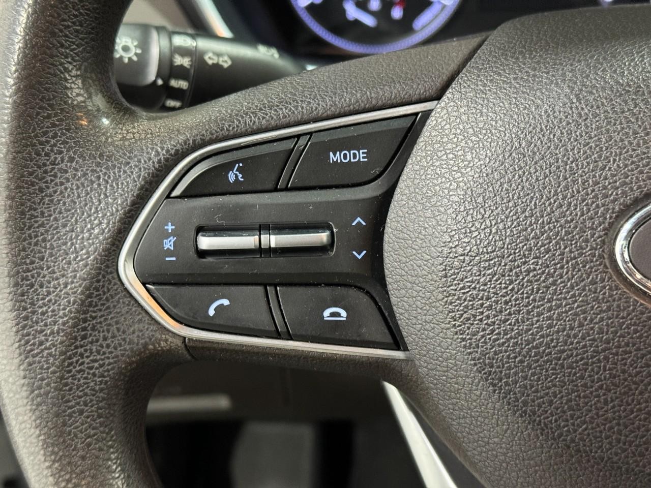 Hyundai Santa Fe Vehicle Full-screen Gallery Image 26