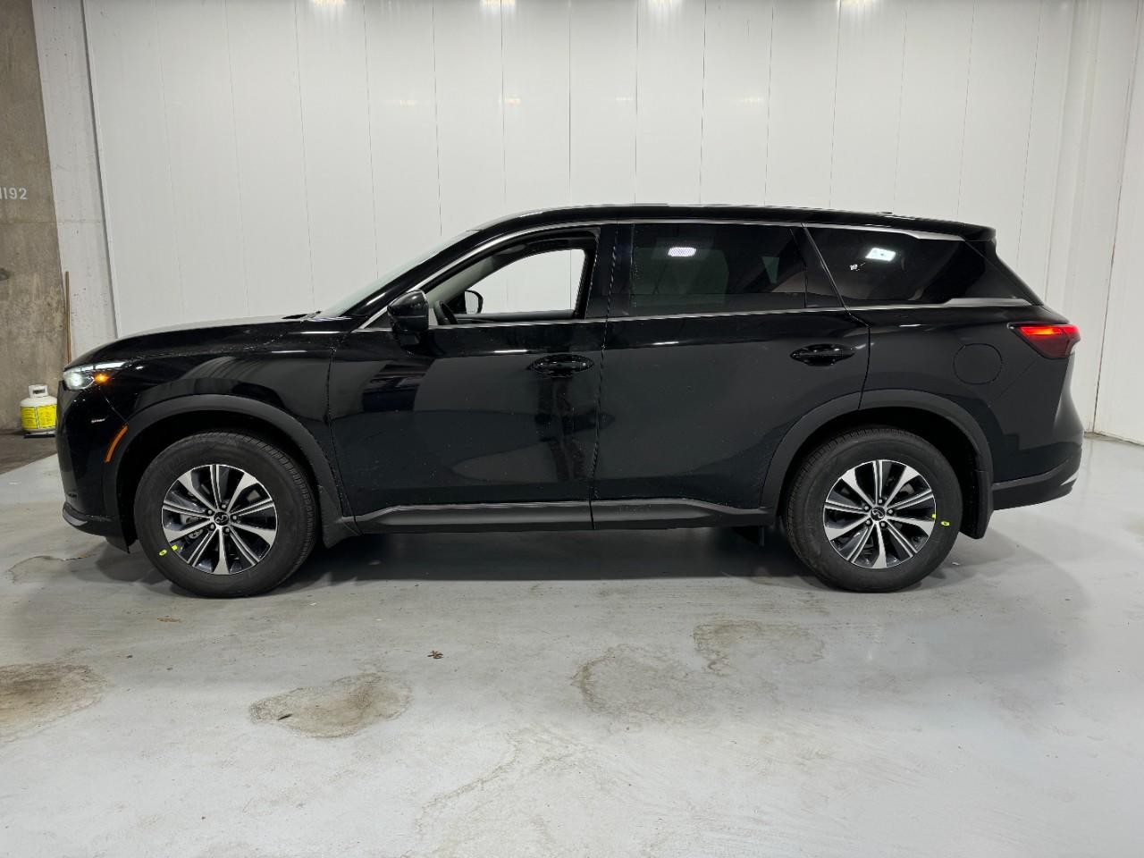 INFINITI QX60 Vehicle Full-screen Gallery Image 2