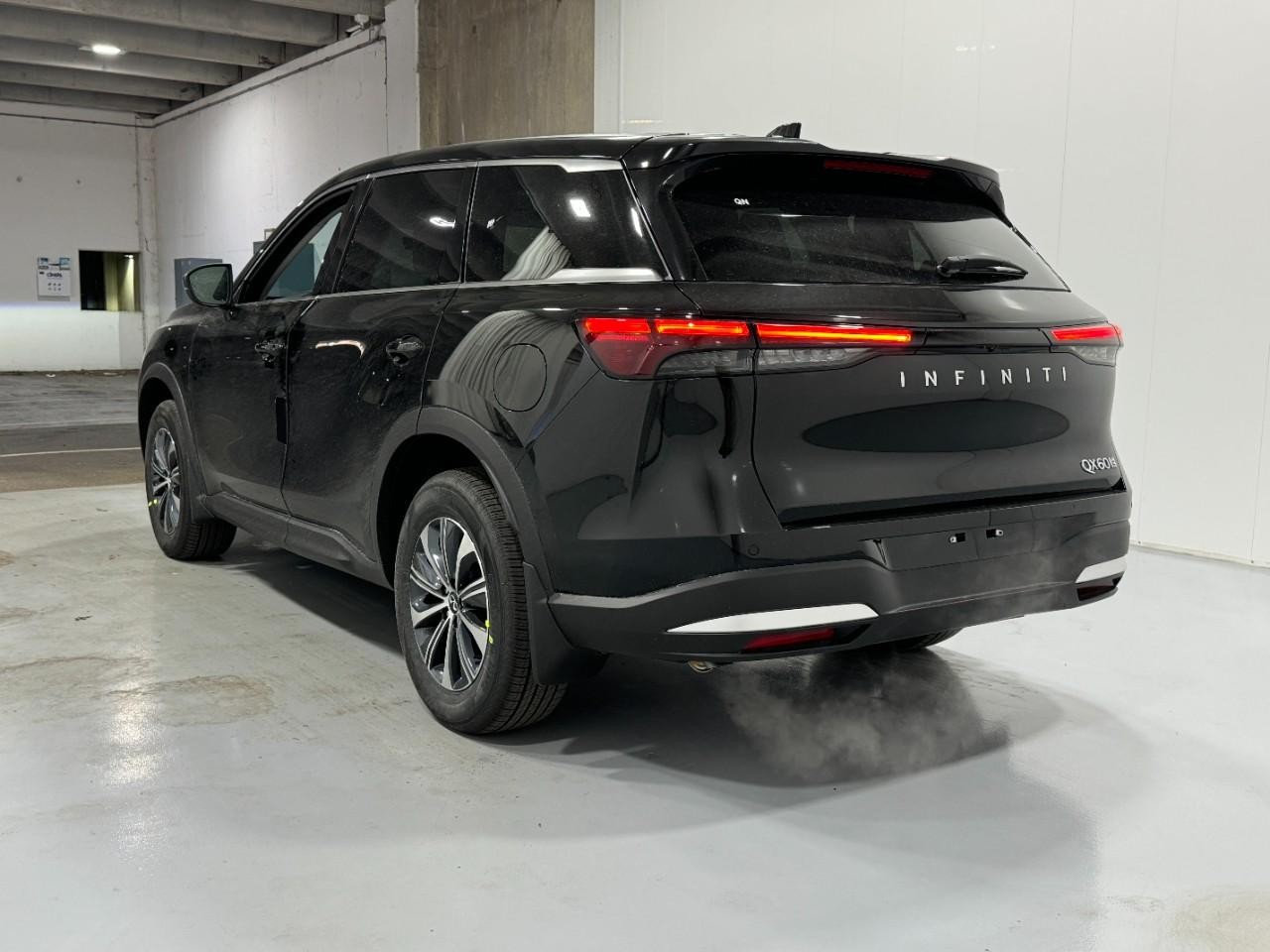 INFINITI QX60 Vehicle Full-screen Gallery Image 3