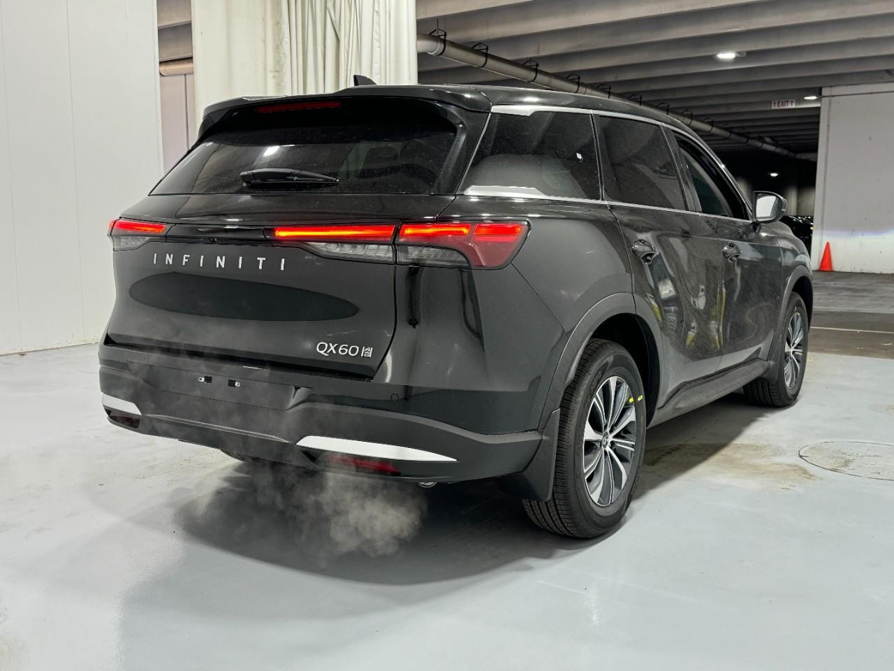 INFINITI QX60 Vehicle Full-screen Gallery Image 4