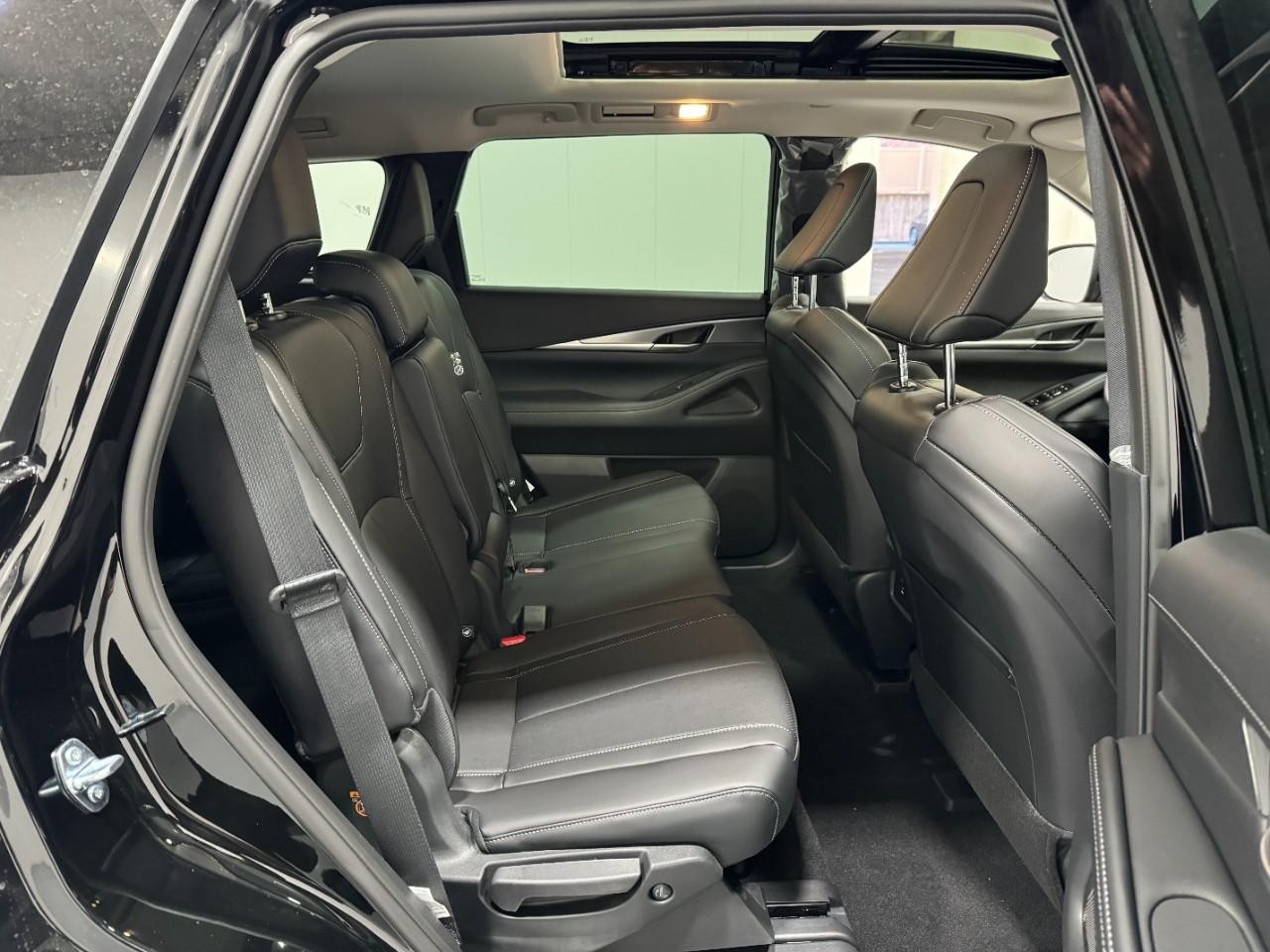 INFINITI QX60 Vehicle Full-screen Gallery Image 12