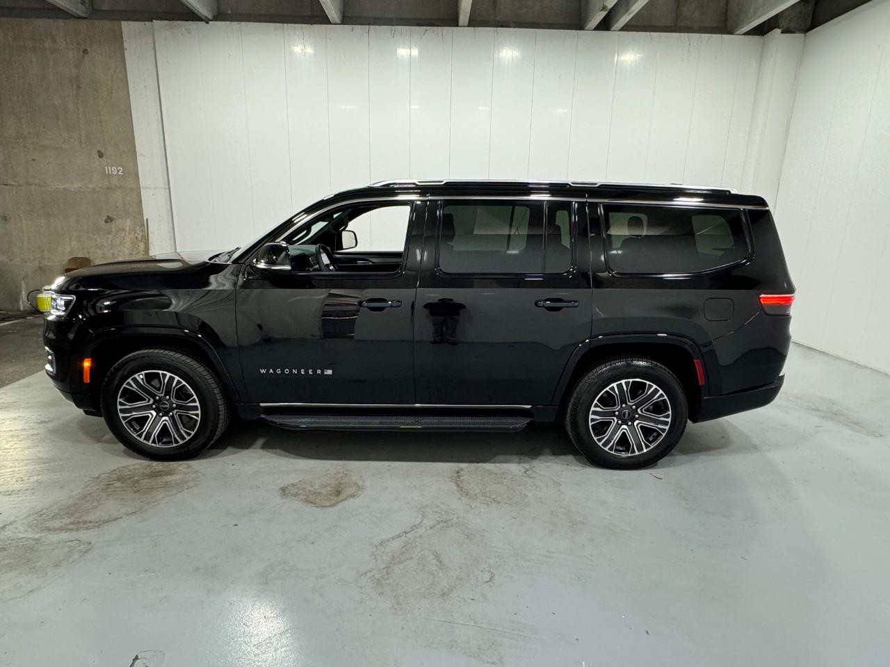 Jeep Wagoneer Vehicle Full-screen Gallery Image 2