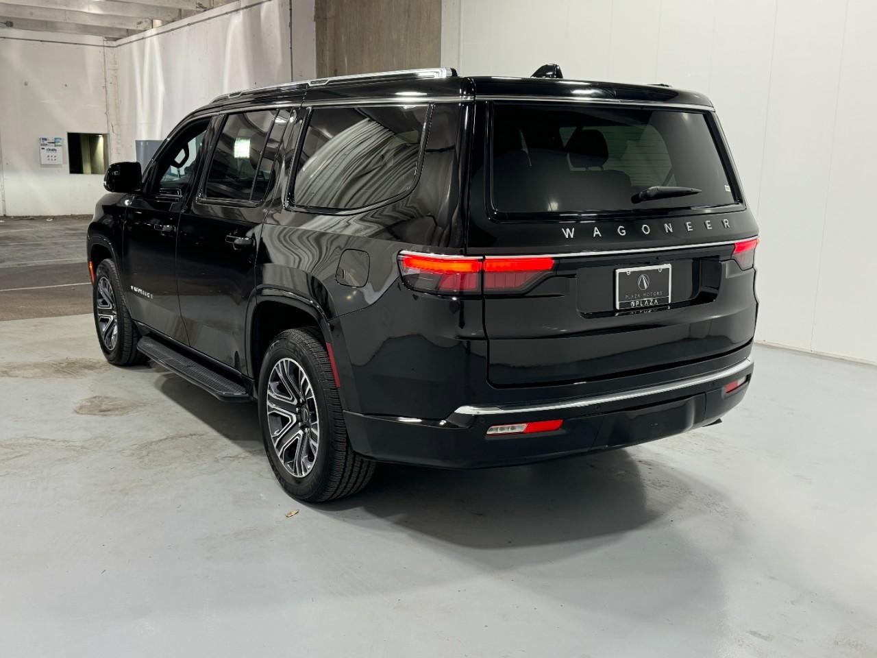 Jeep Wagoneer Vehicle Full-screen Gallery Image 3