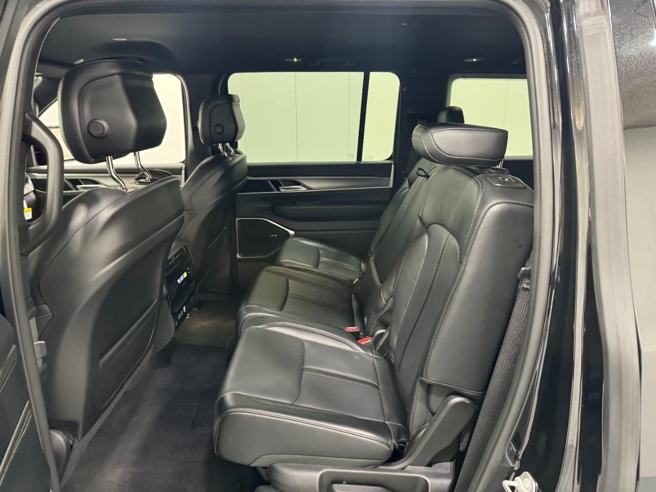 Jeep Wagoneer Vehicle Full-screen Gallery Image 9