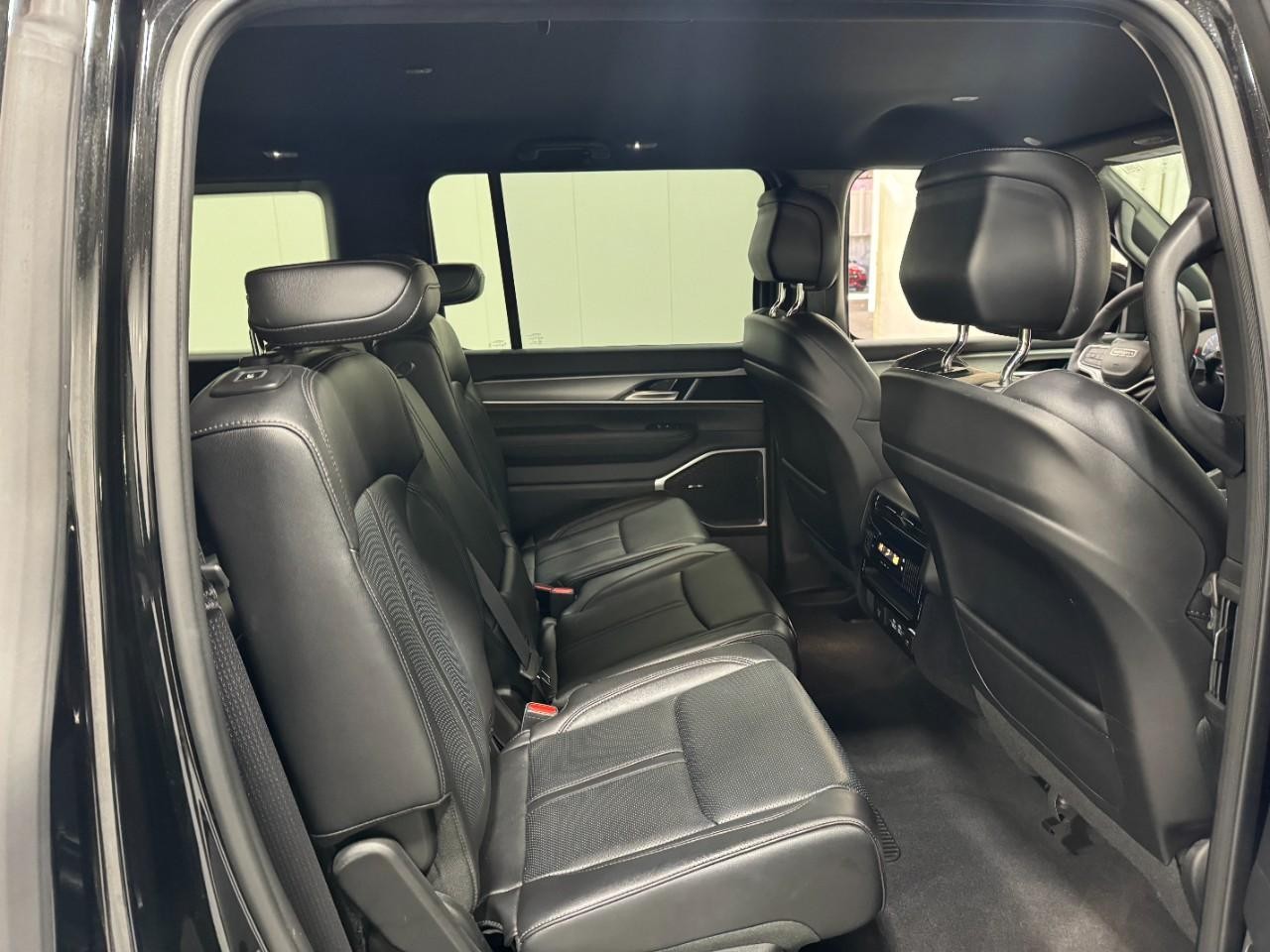 Jeep Wagoneer Vehicle Full-screen Gallery Image 12