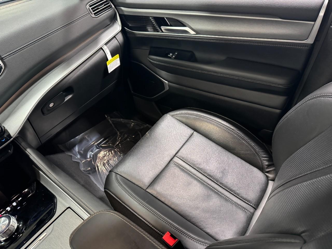 Jeep Wagoneer Vehicle Full-screen Gallery Image 18