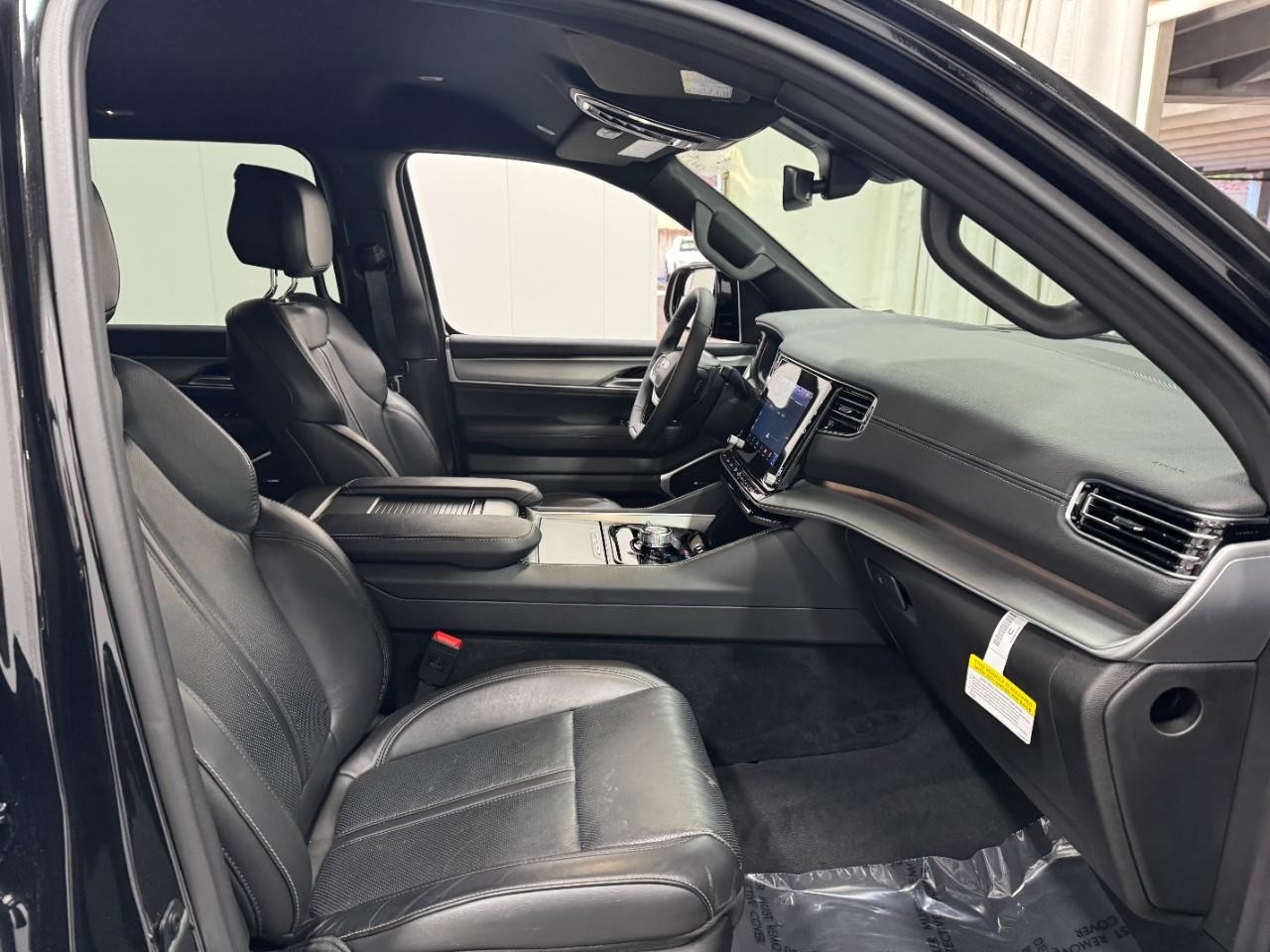 Jeep Wagoneer Vehicle Full-screen Gallery Image 19