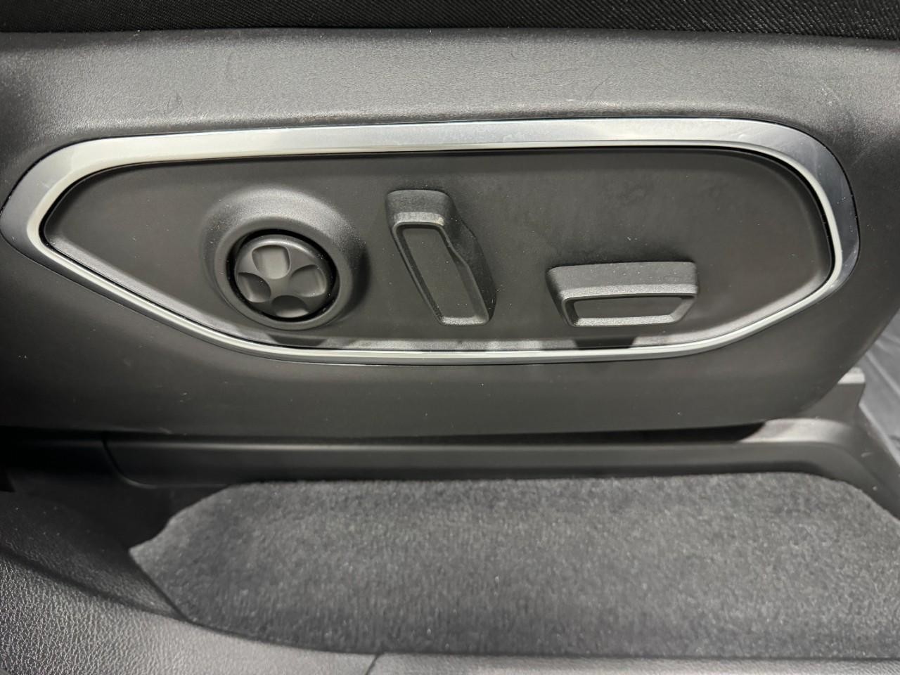 Jeep Wagoneer Vehicle Full-screen Gallery Image 21