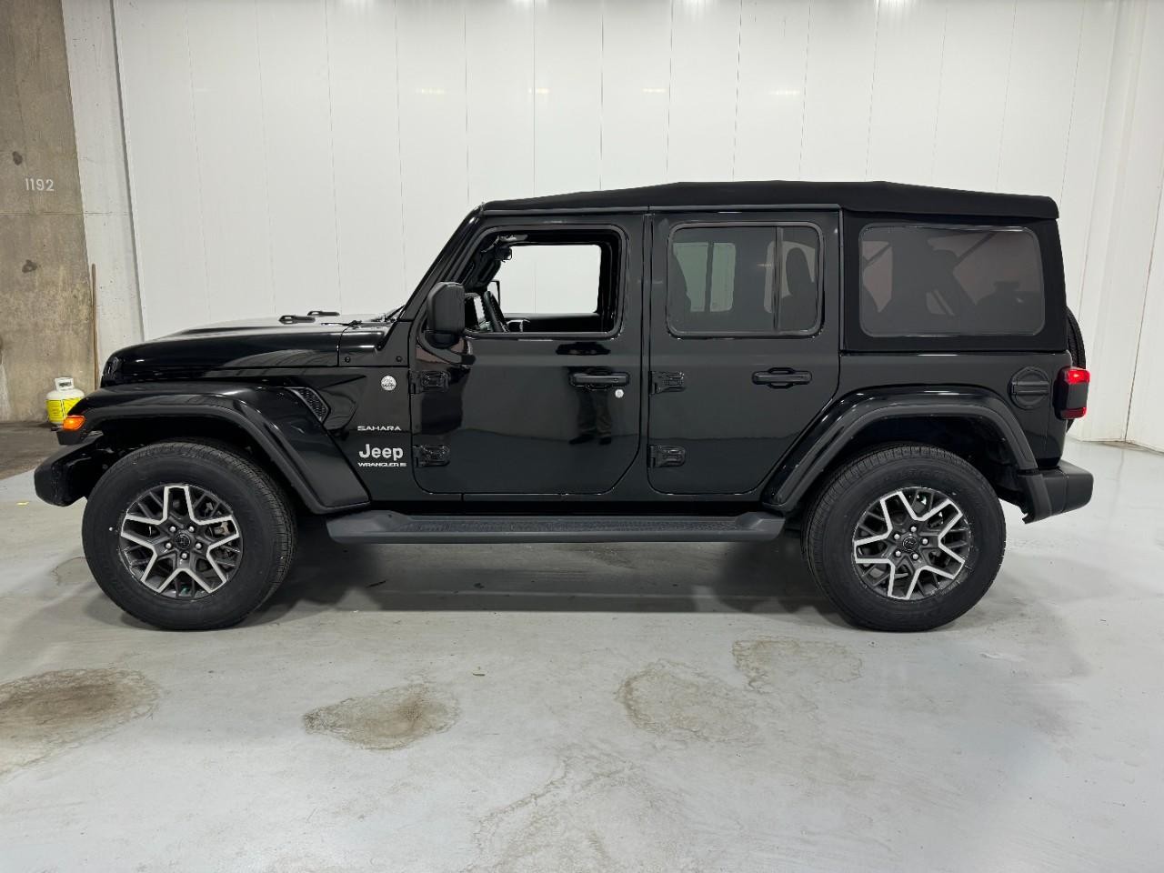 Jeep Wrangler Vehicle Full-screen Gallery Image 2