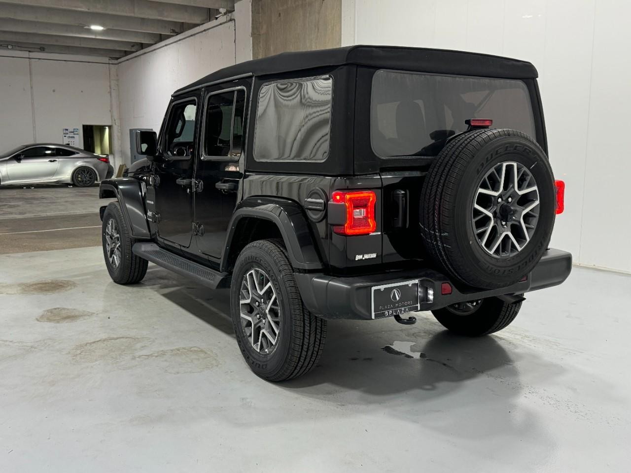 Jeep Wrangler Vehicle Full-screen Gallery Image 3