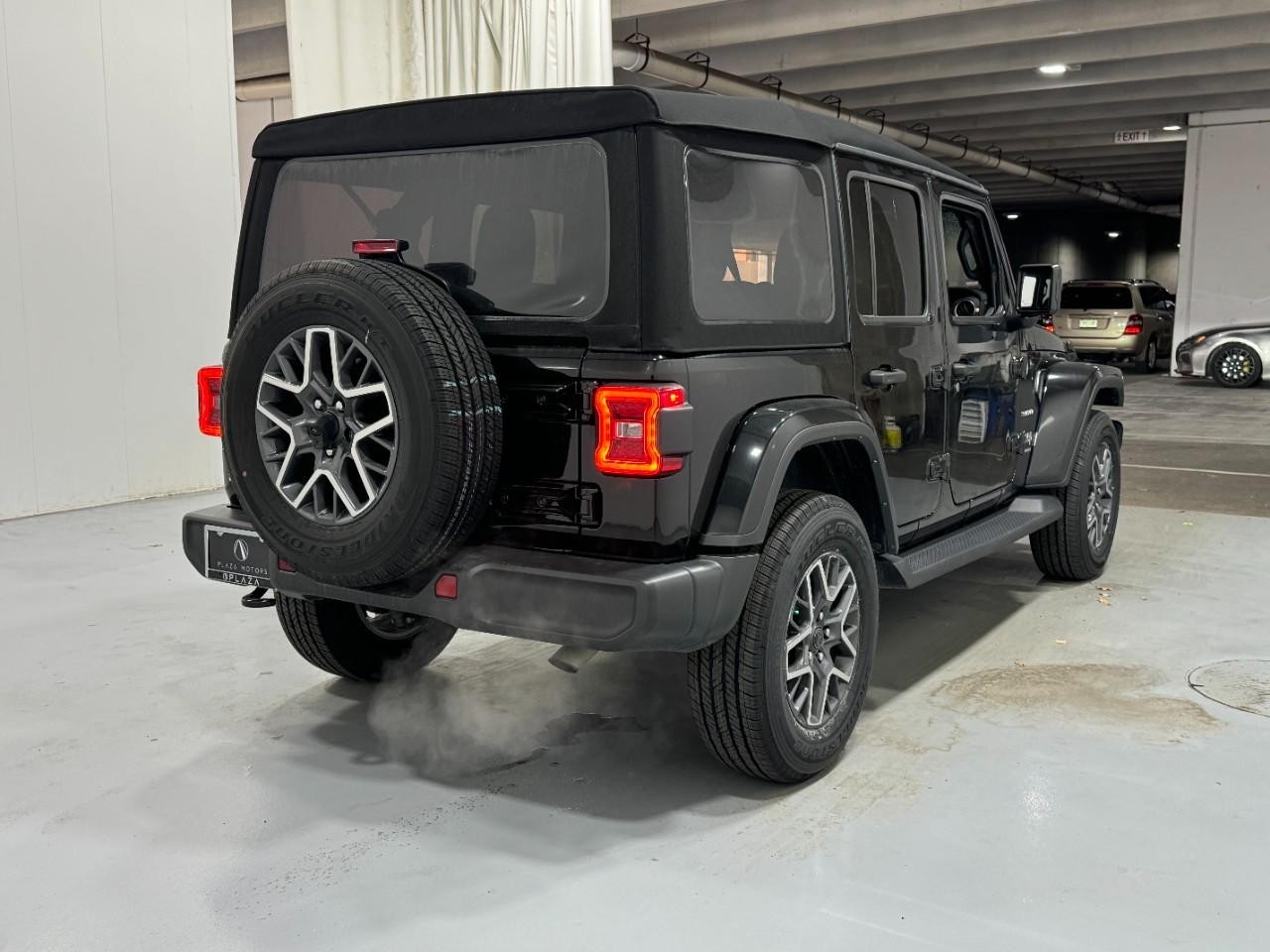 Jeep Wrangler Vehicle Full-screen Gallery Image 4