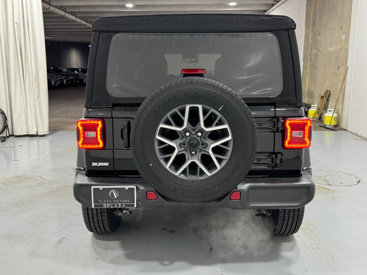 Jeep Wrangler Vehicle Full-screen Gallery Image 9