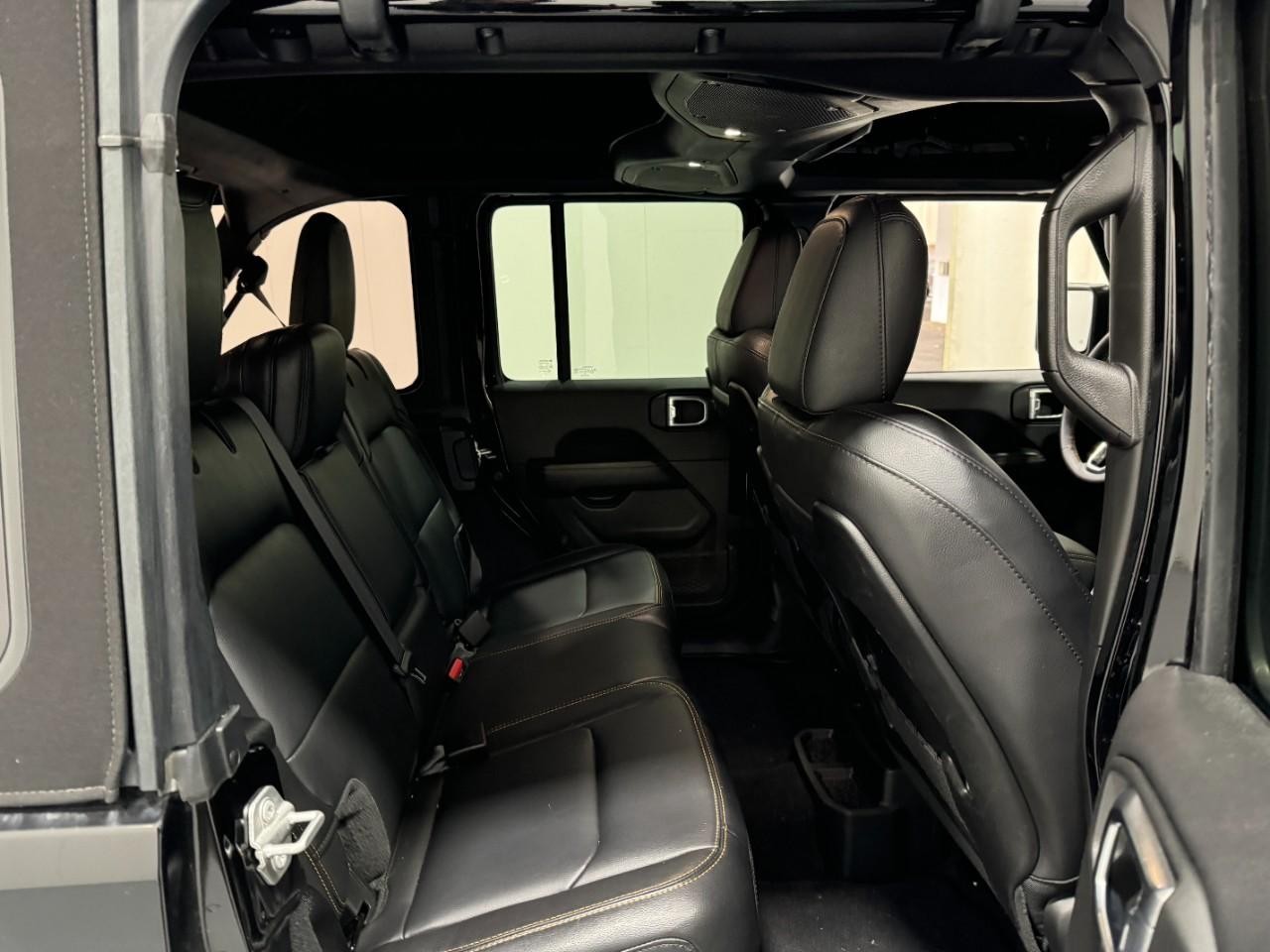 Jeep Wrangler Vehicle Full-screen Gallery Image 10