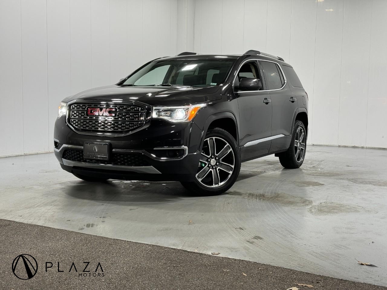 GMC Acadia Vehicle Full-screen Gallery Image 01