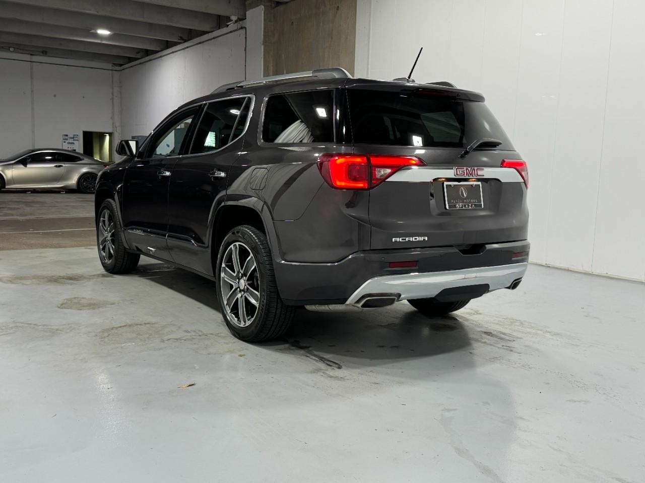 GMC Acadia Vehicle Full-screen Gallery Image 03