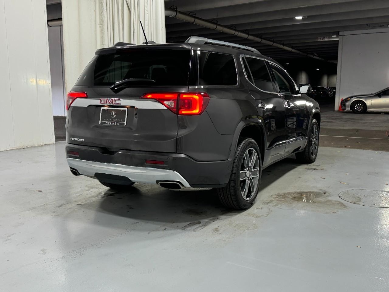 GMC Acadia Vehicle Full-screen Gallery Image 04