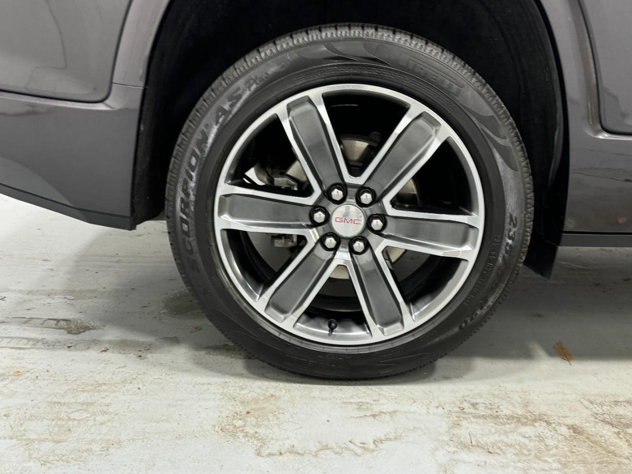 GMC Acadia Vehicle Full-screen Gallery Image 05