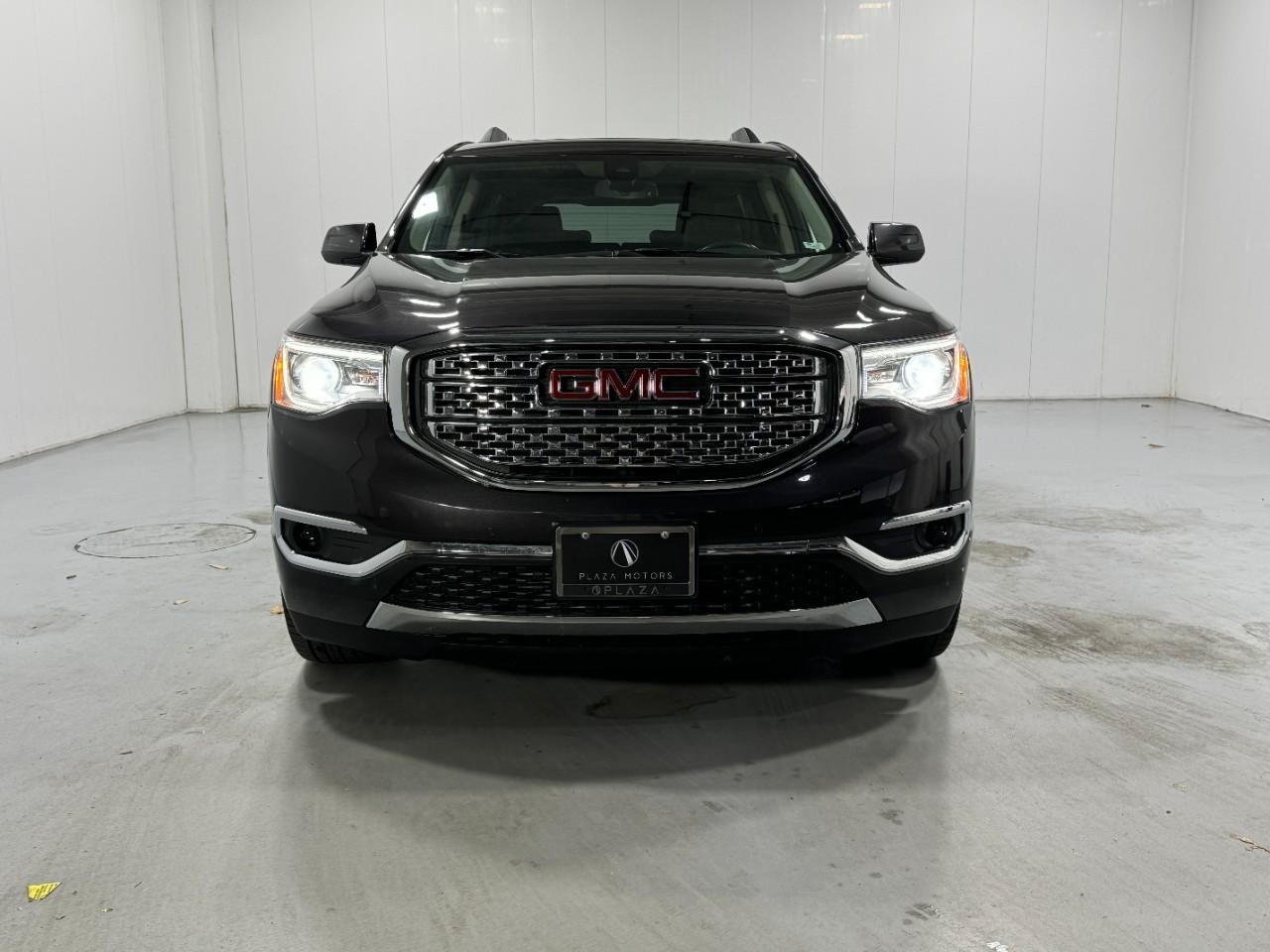 GMC Acadia Vehicle Full-screen Gallery Image 07