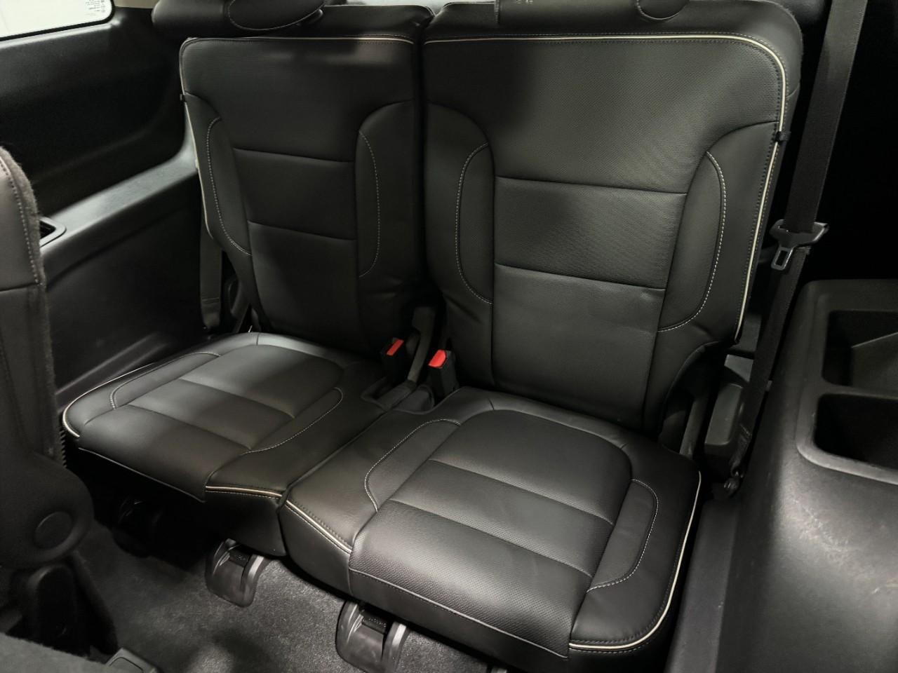 GMC Acadia Vehicle Full-screen Gallery Image 08