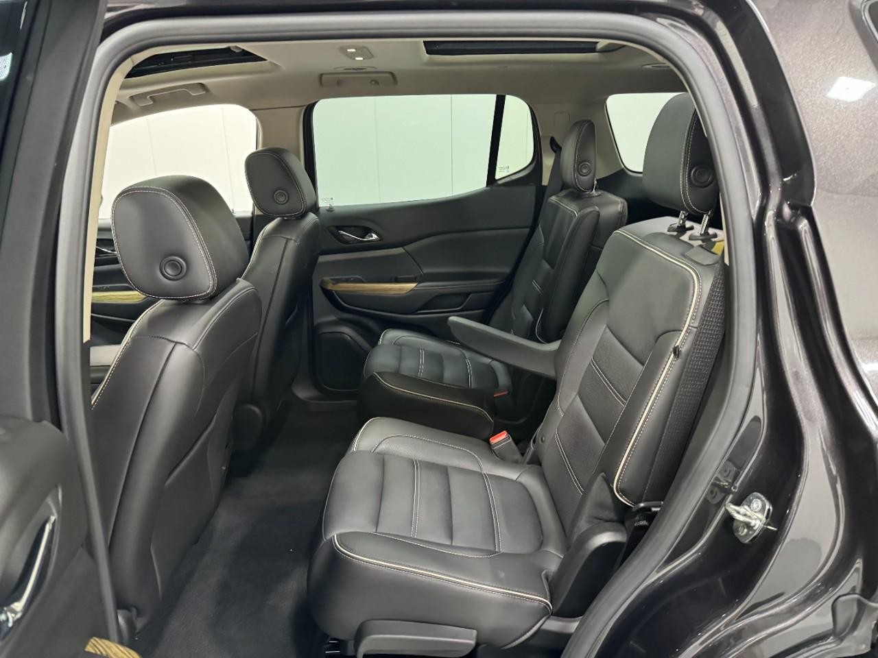 GMC Acadia Vehicle Full-screen Gallery Image 09