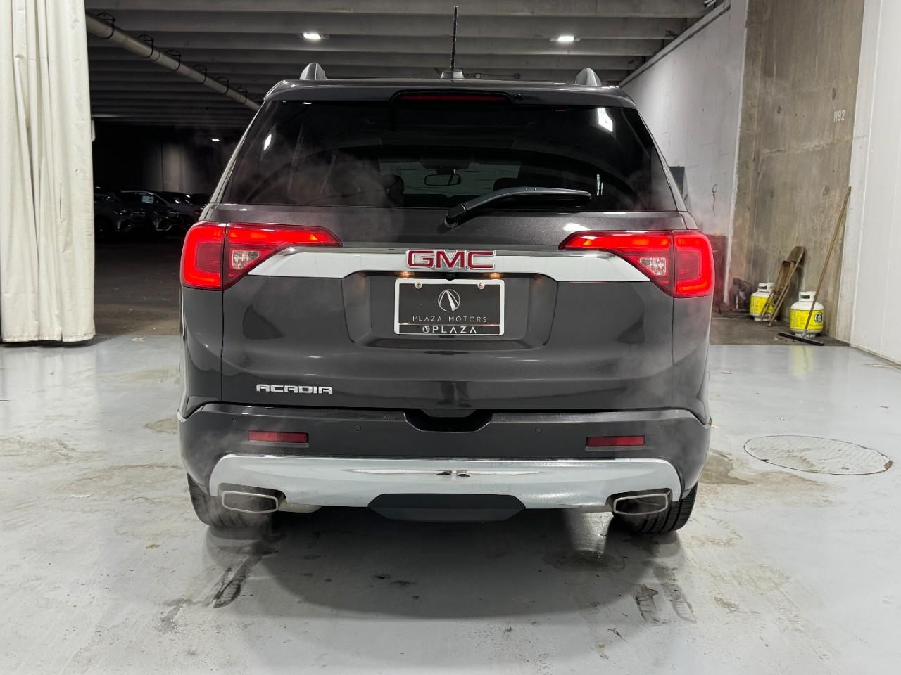 GMC Acadia Vehicle Full-screen Gallery Image 10