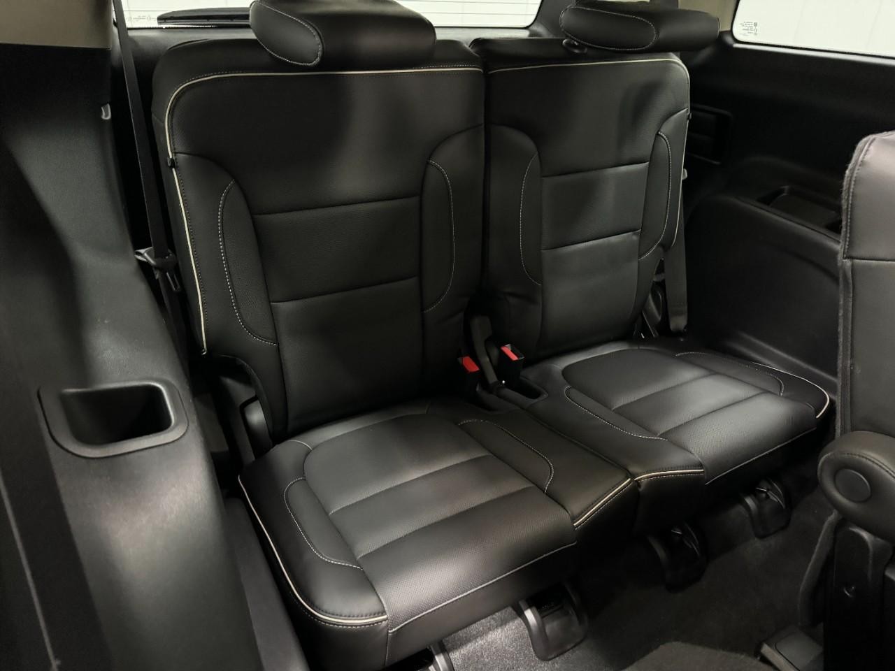 GMC Acadia Vehicle Full-screen Gallery Image 11