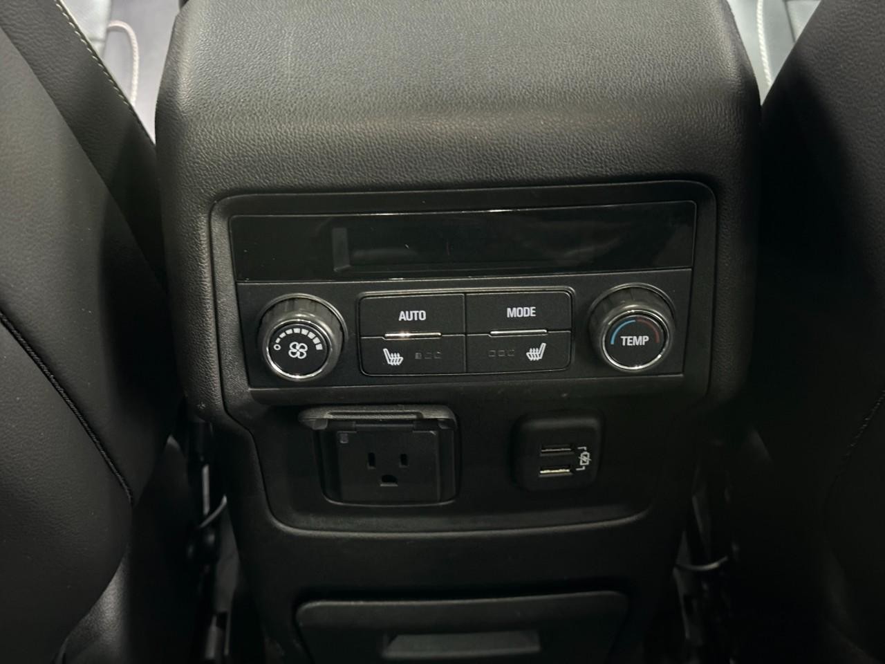 GMC Acadia Vehicle Full-screen Gallery Image 13