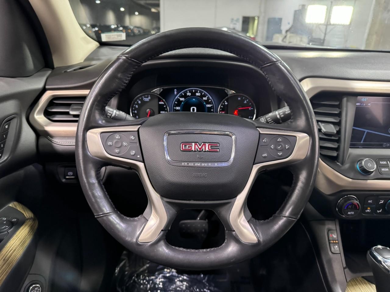 GMC Acadia Vehicle Full-screen Gallery Image 16