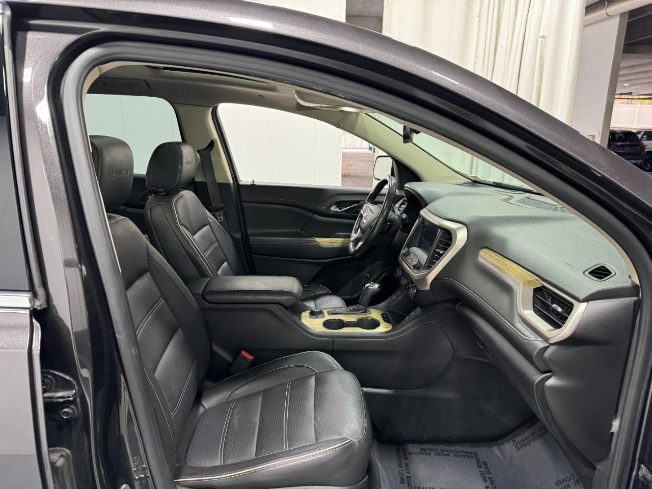 GMC Acadia Vehicle Full-screen Gallery Image 21