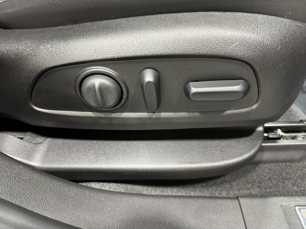 GMC Acadia Vehicle Full-screen Gallery Image 23