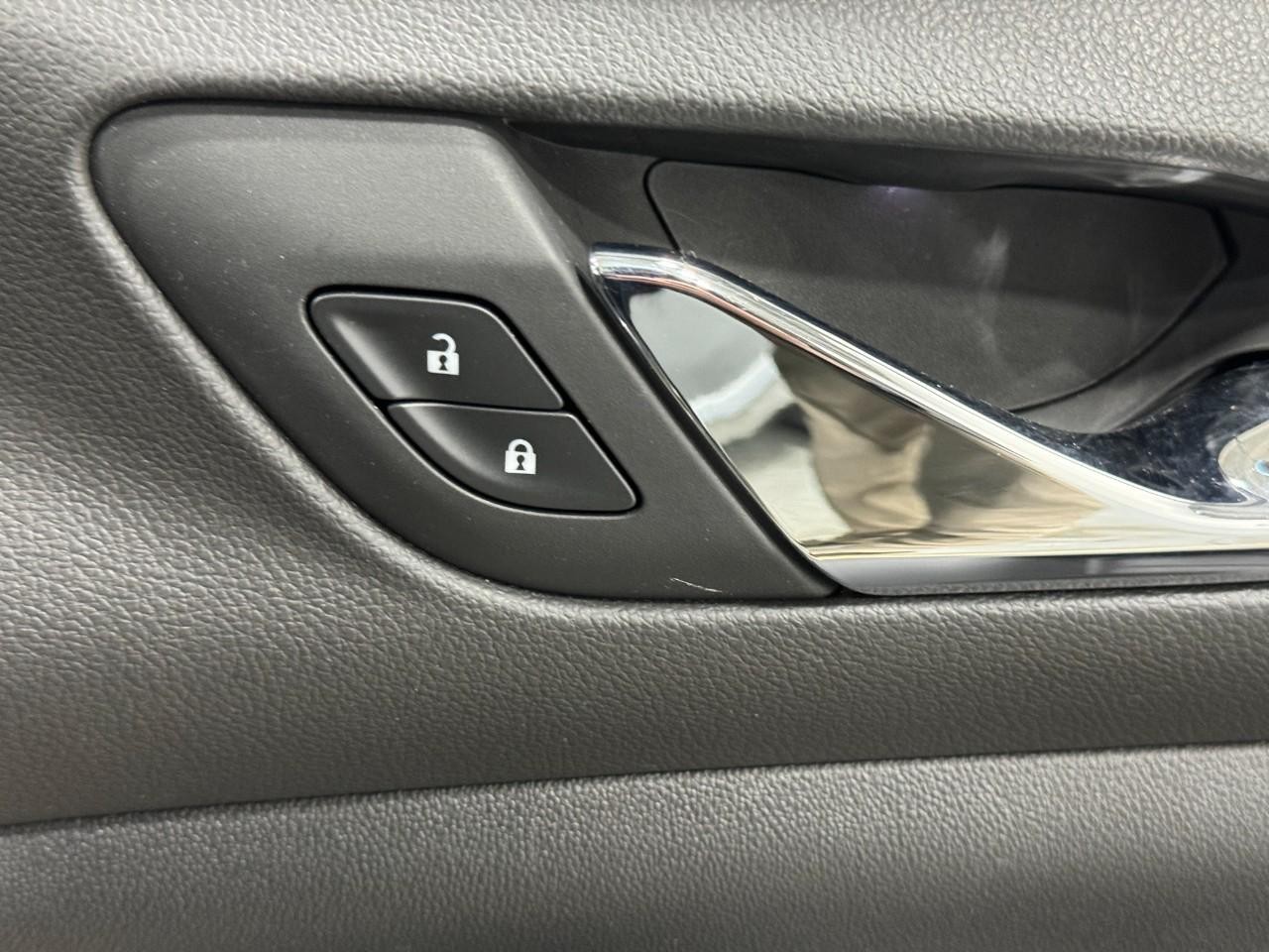 GMC Acadia Vehicle Full-screen Gallery Image 24