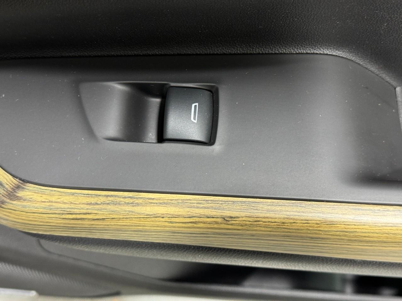 GMC Acadia Vehicle Full-screen Gallery Image 25