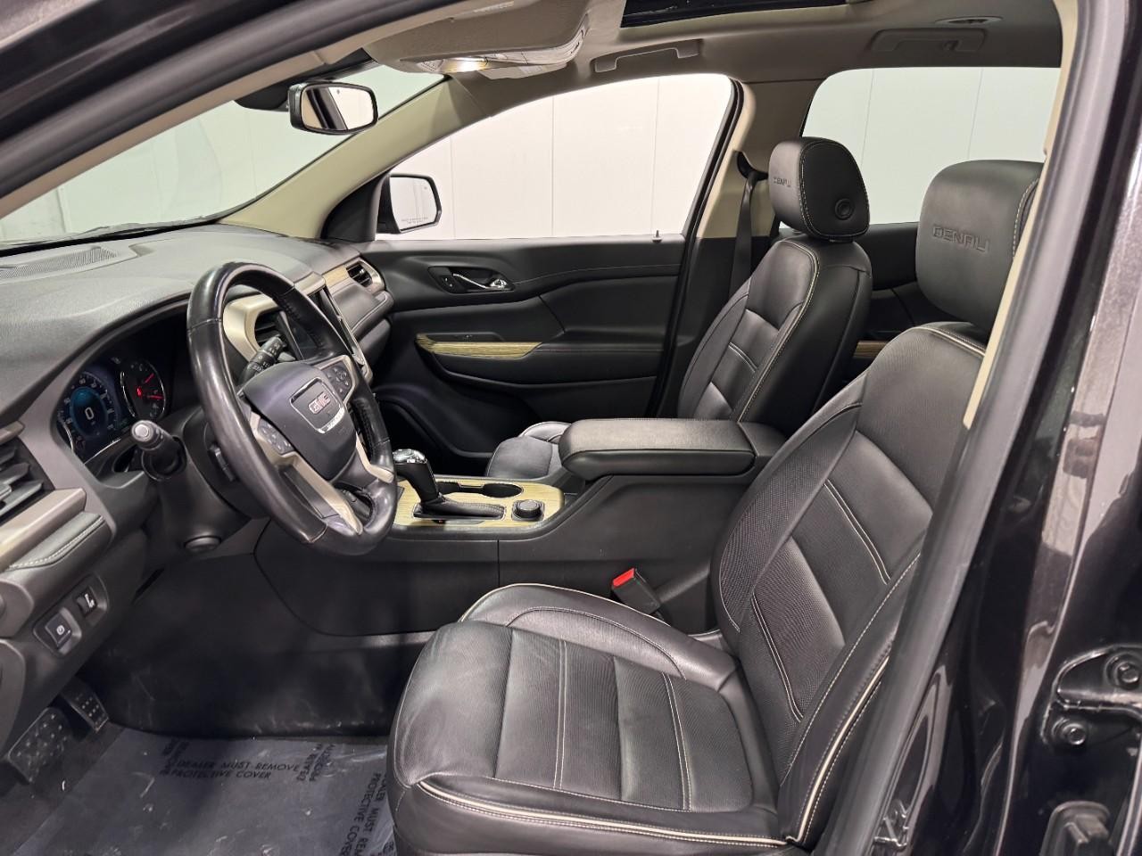 GMC Acadia Vehicle Full-screen Gallery Image 30