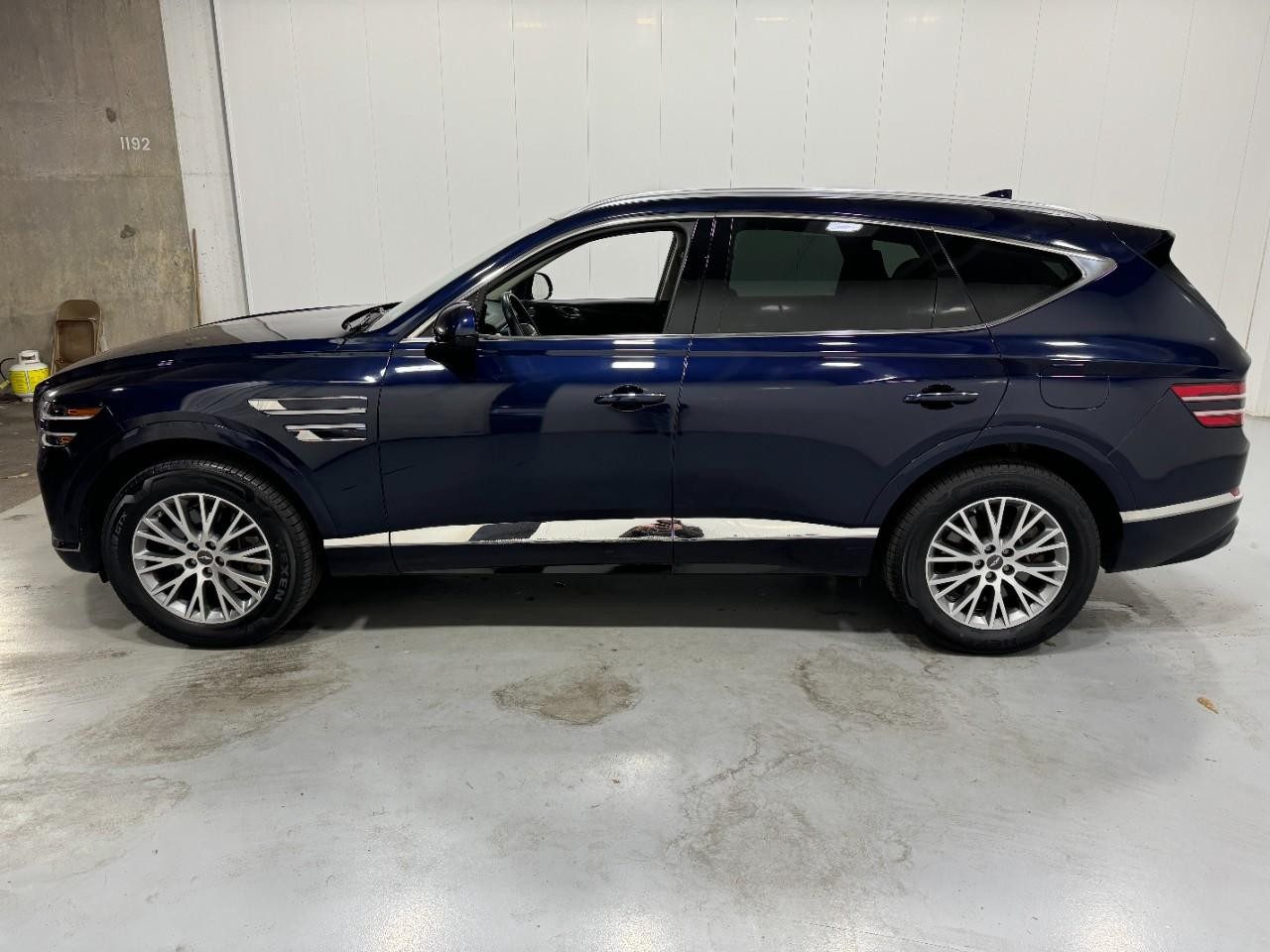 Genesis GV80 Vehicle Full-screen Gallery Image 02