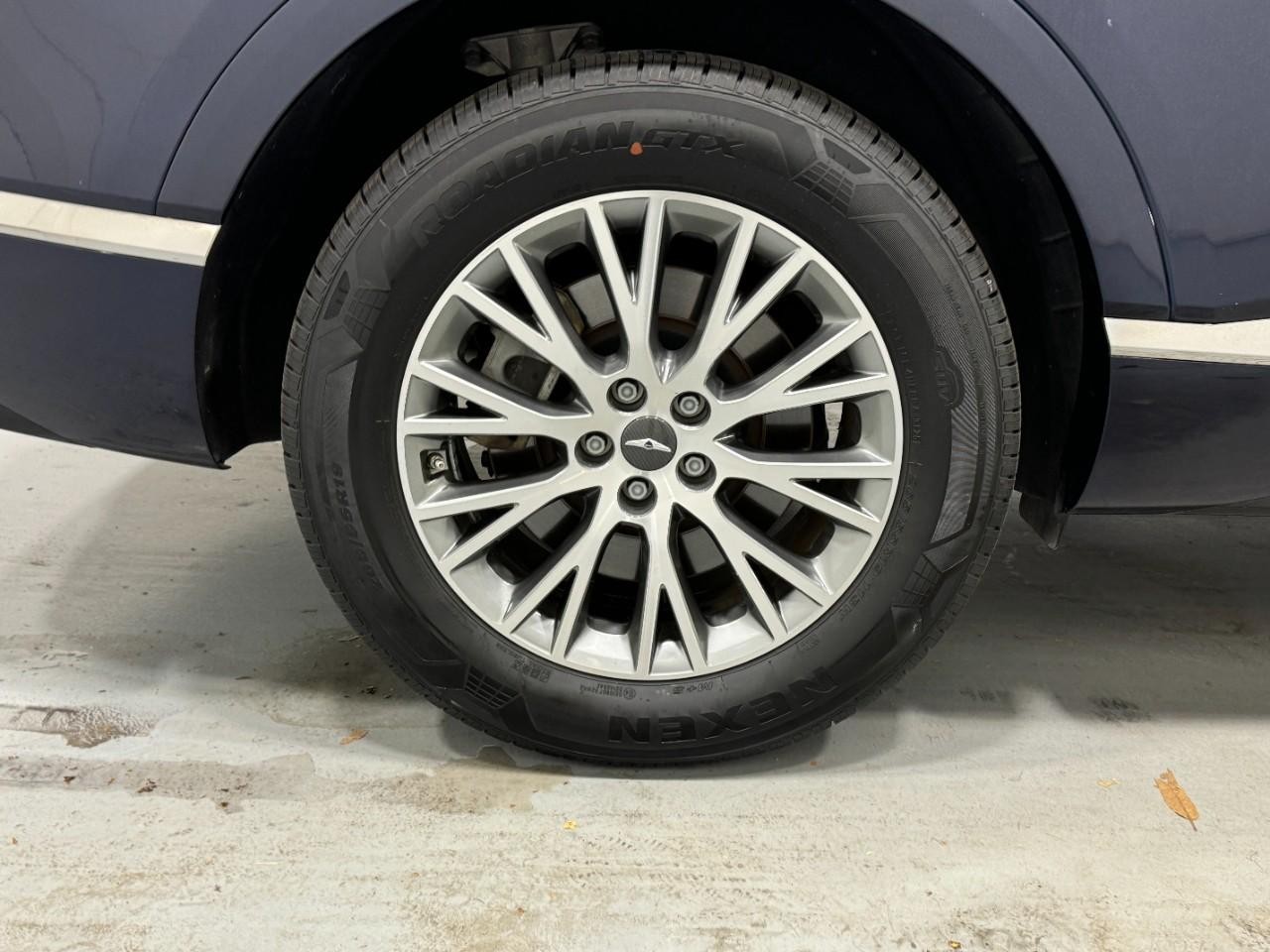 Genesis GV80 Vehicle Full-screen Gallery Image 05