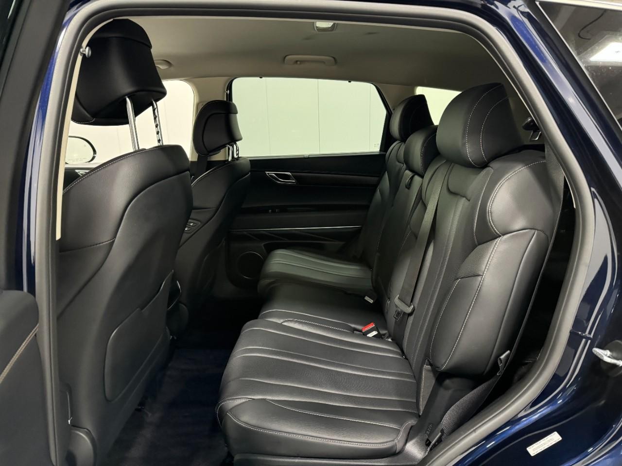 Genesis GV80 Vehicle Full-screen Gallery Image 08