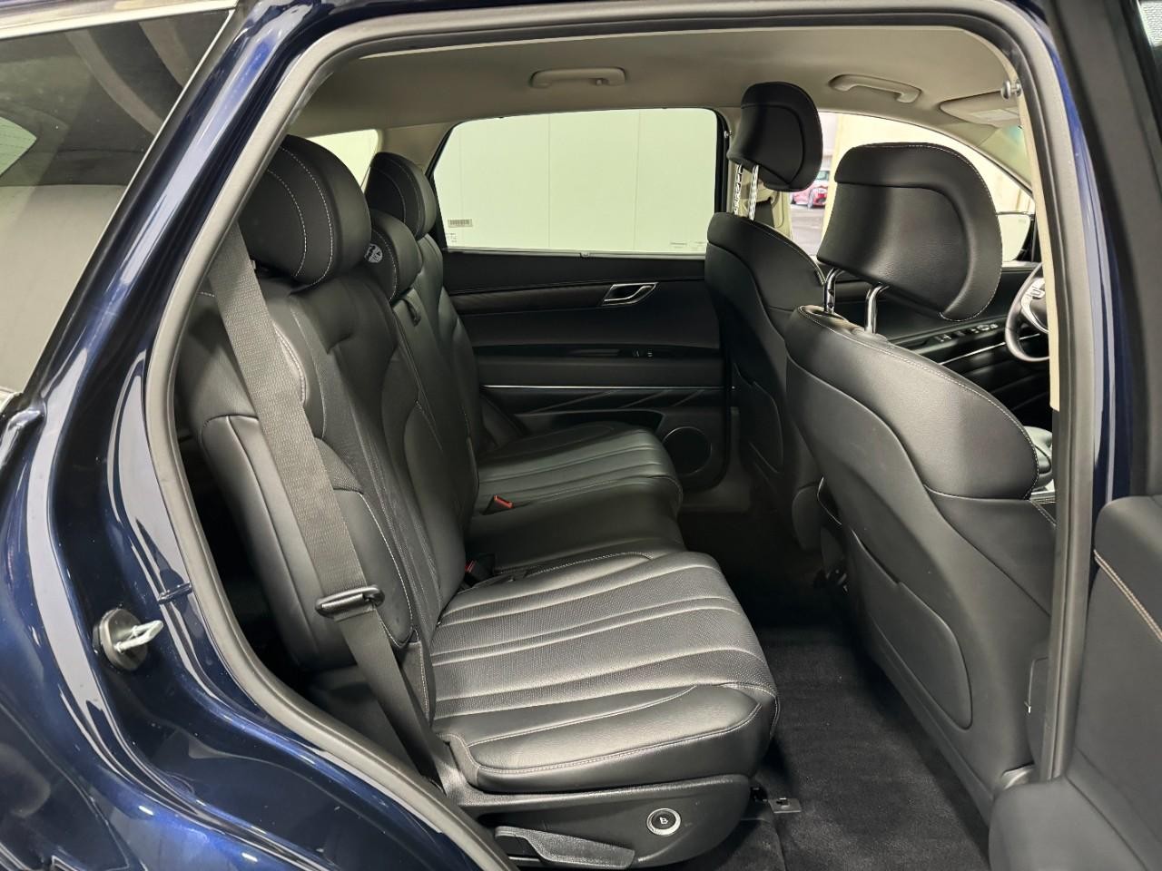 Genesis GV80 Vehicle Full-screen Gallery Image 10