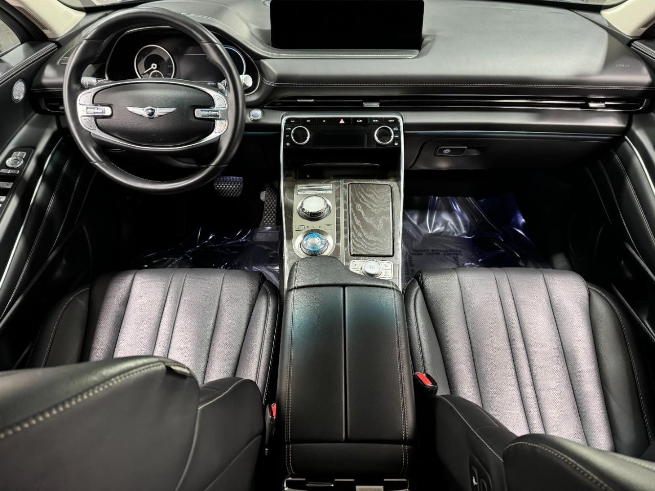 Genesis GV80 Vehicle Full-screen Gallery Image 11