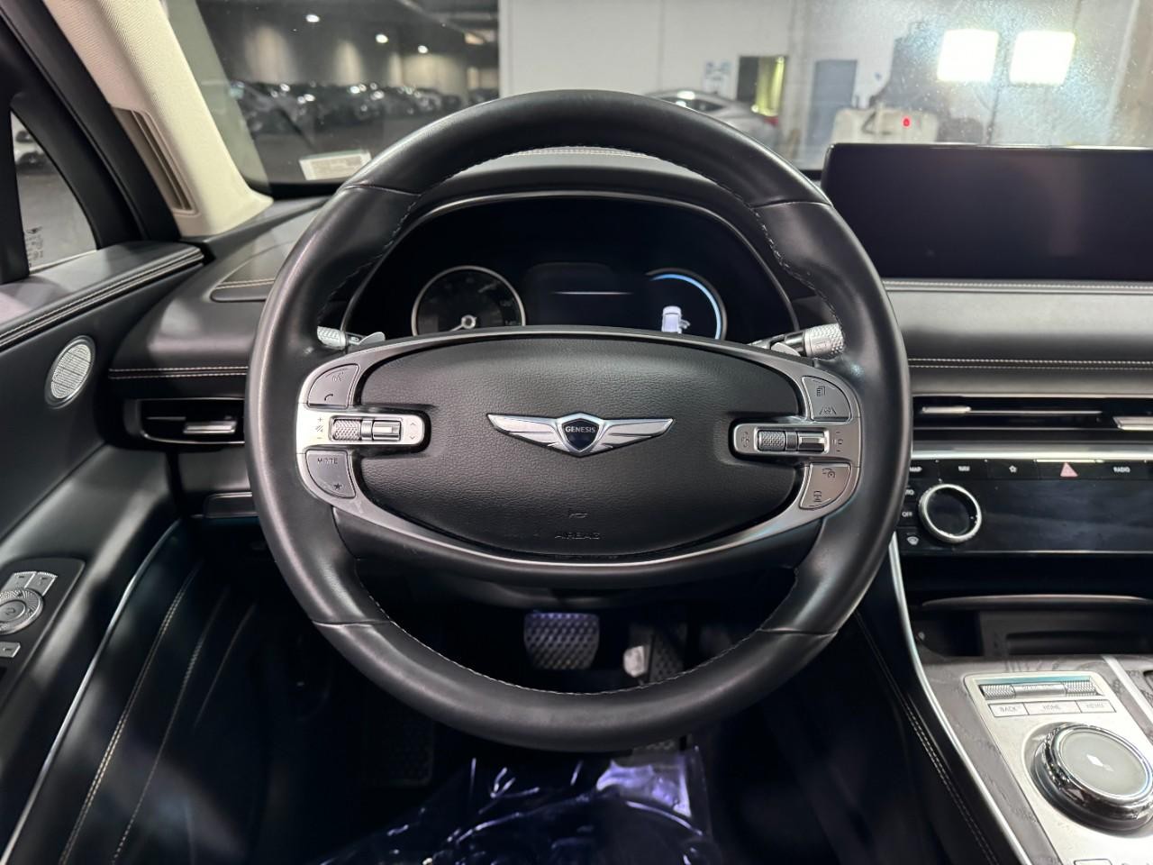 Genesis GV80 Vehicle Full-screen Gallery Image 12